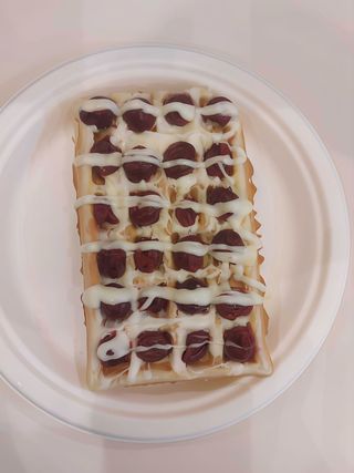 Wafa cu ciocolata alba şi visine