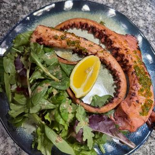 Tentacule de calamar la grătar cu salată