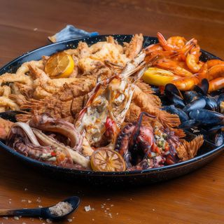 Platou Paul's Seafood (4-6 persoane) + 1 sticla Aerosoli Feteasca