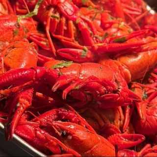 Raci fierți cu mărar și usturoi