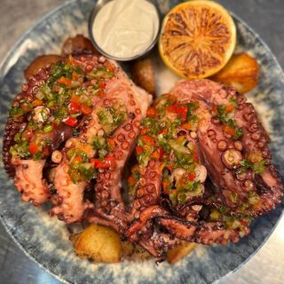 Caracatiță pe pat de cartofi (2 persoane)