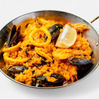 Paella cu fructe de mare