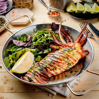 Calamar întreg umplut cu creveți