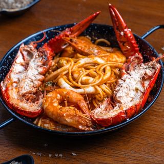 Homar cu spaghetti si fructe de mare