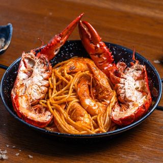Homar pe pat de spaghetti cu creveți