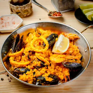 Paella cu fructe de mare