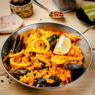 Paella cu fructe de mare