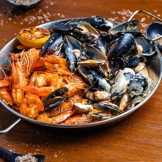 Platou cu scoici și creveți în sos de vin și usturoi