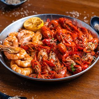 Platou cu raci și creveți în sos de vin și usturoi