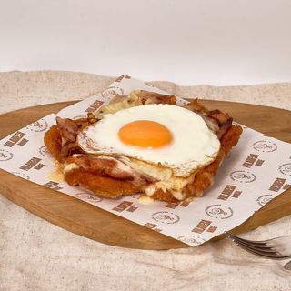 Snitel de porc fried egg