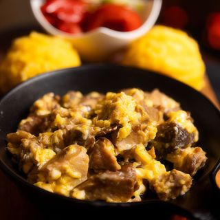 Sloi taranesc cu ou mamaliga si gogosari