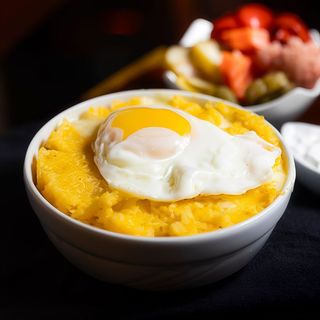 Bulz haiducesc cu ou, smântână si muraturi asortate