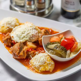 Tochitura musceleana cu mamaliga, ou si muraturi asortate