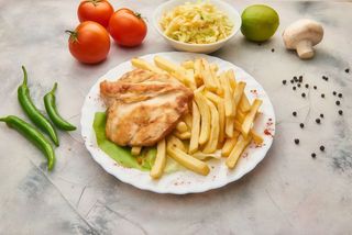 Piept de pui la grătar cu cartofi prăjiți si casstraveti murati