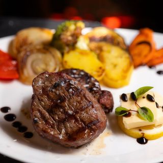 Muschi de vita cu legume la grătar