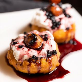 Papanasi cu dulceata de visine / afine