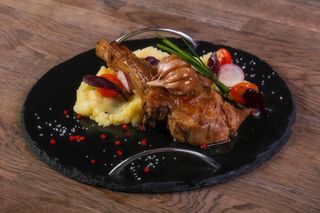 Tomahawk de porc cu piure de cartof si sos brun