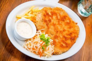 Snitel vienez de pui cu cartofi prajiti si salata de varza