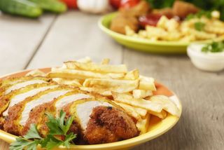 Cordon bleu de pui cu cartofi prajiti si salata de varza