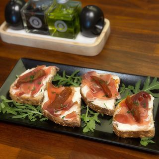 Toast cu crema de brânza și prosciutto crudo