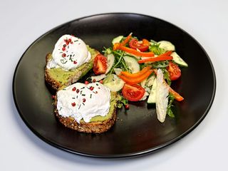 Toast cu guacamole și ouă poșate