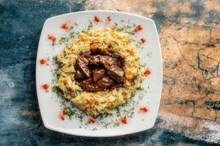 Pulpă de miel cu muguri de pin şi orez sârbesc