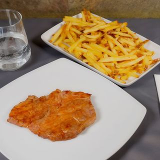 Ceafă de porc la grătar cu cartofi prăjiți și salată de varză