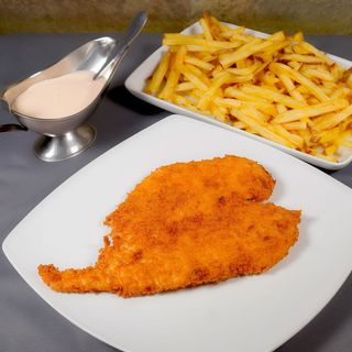 Șnițel de pui cu cartofi prăjiți și sos de usturoi