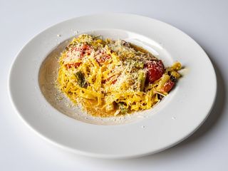 Tagliatelle cu sparanghel şi roşii cherry