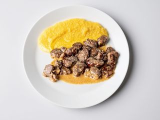 Pastramă de berbecuț cu mămăligă și mujdei