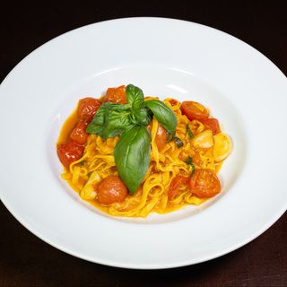 Tagliatelle cu roșii și busuioc