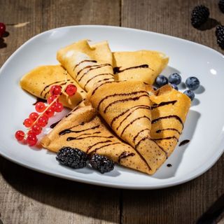 Clătite cu gem de afine și sos de smantana