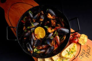 Midii in sos rosu si patrunjel / sos vin