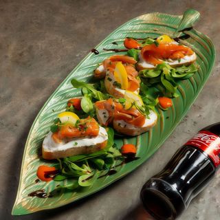 Bruschete cu crema de branza si somon afumat  300 gr