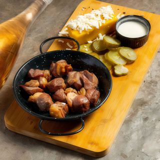 Porc la ceaun cu mujdei si castraveti murati 350 gr