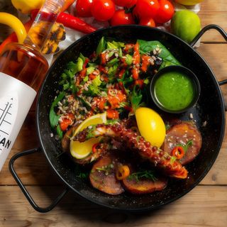 Tentacul de Caracatita grill  pe pat de cartofi 420 gr