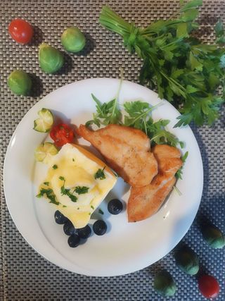 Meniu pui la grill cu garnitura