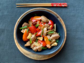 Porc cu sos chinezesc in vas de lut