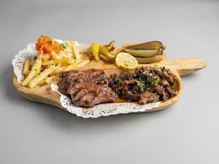 Meniul cu cotlet de berbecut + o apa plata din partea casei