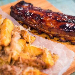 Coaste de porc texas ribs cu cartofi prajiti si doua sosuri