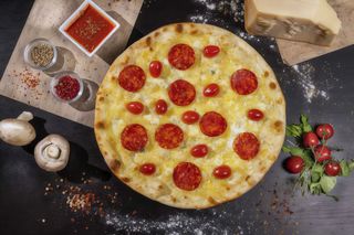 Pizza Formaggi e chorizo