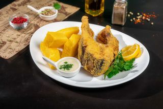 Crap prajit cu mamaliguta si mujdei