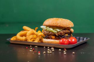 Double cheeseburger "Ribs House" & cartofi prajiti & inele de ceapa