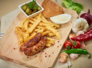 Carnati cu piure de cartofi sau cartofi prăjiți