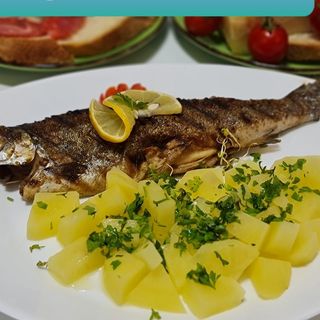 Pastrav la gratar cu cartofi nature