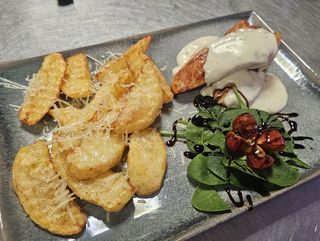 Piept de pui cu gorgonzola si cartofi naturali cu parmezan 450 gr