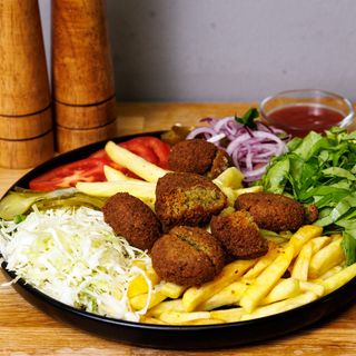 Meniu falafel la farfurie