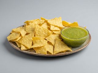 Nachos cu salsa verde