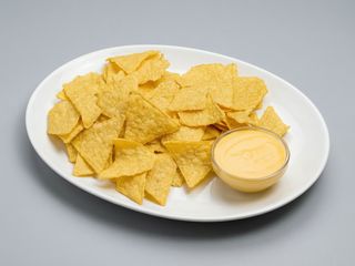 Nachos cu sos de brânză Cheddar