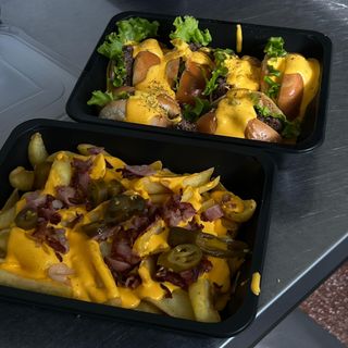 Meniu mini-burger in sos cheedar cu cartofi loaded fries 